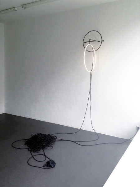 Sign #1 2015 Between Here And Now, Gallery Marion Scharmann, Cologne steel, neon, rubber string, find